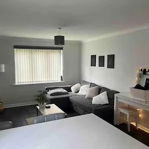  Apartment Newly Refurbished With Private Parking