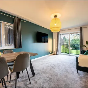  Apartment Newly Refurbished - Stylish Central Apt W/parking